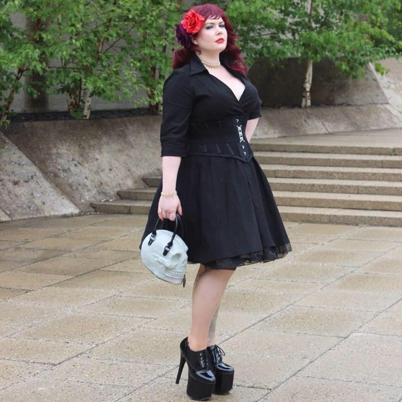 Like this post to be notified when I go LIVE! Meet your Posher VisualEyeCandy! - Picture 5 of 13